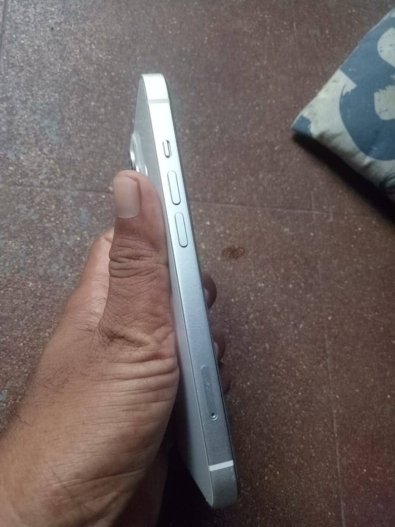 Apple iPhone 13 7