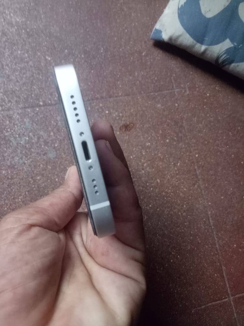Apple iPhone 13 8