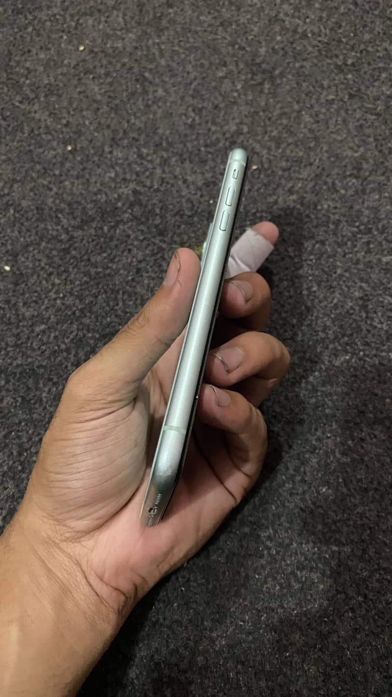 Apple iPhone 11 3
