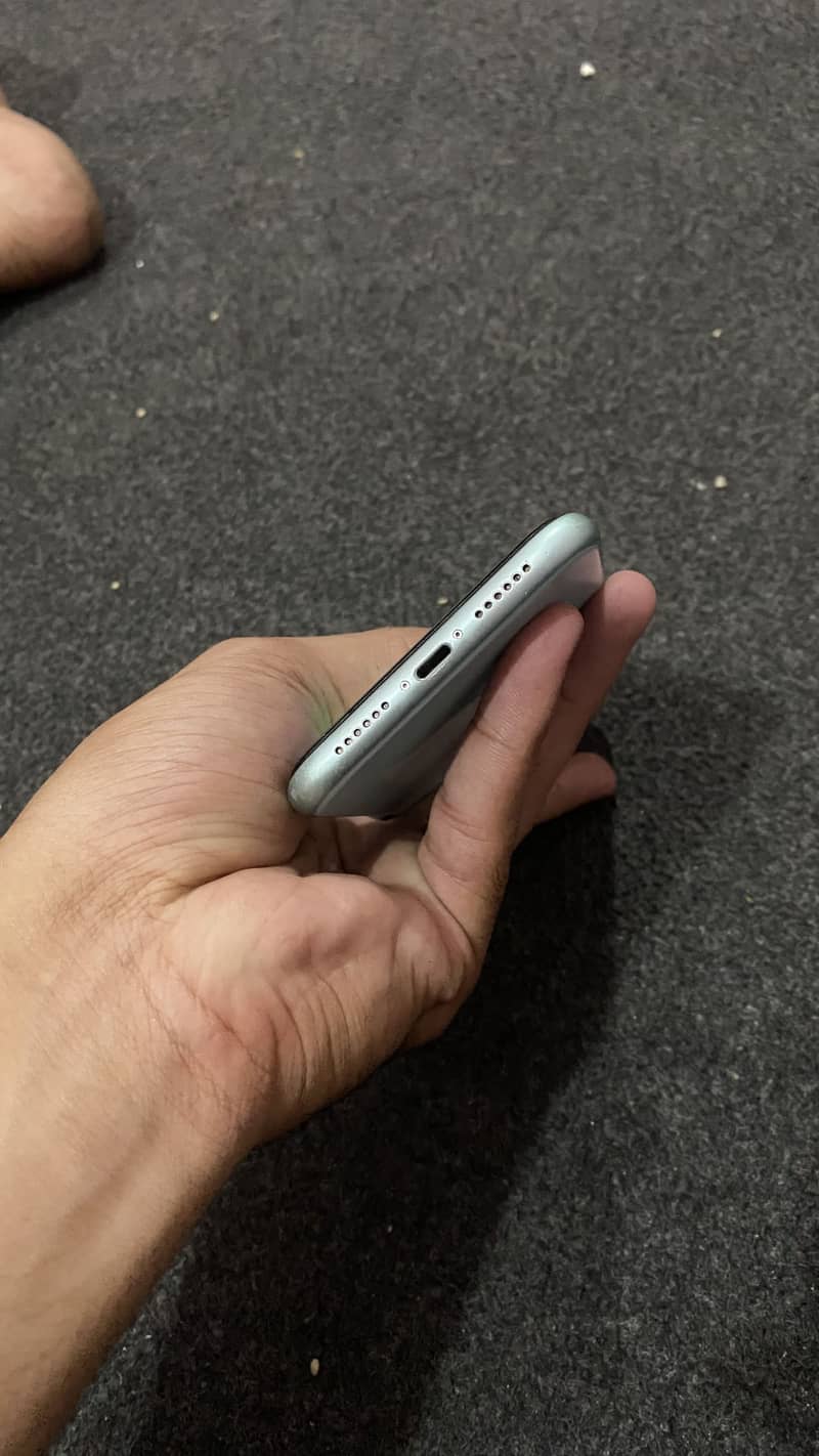 Apple iPhone 11 4