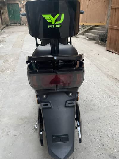 YJ Scooty