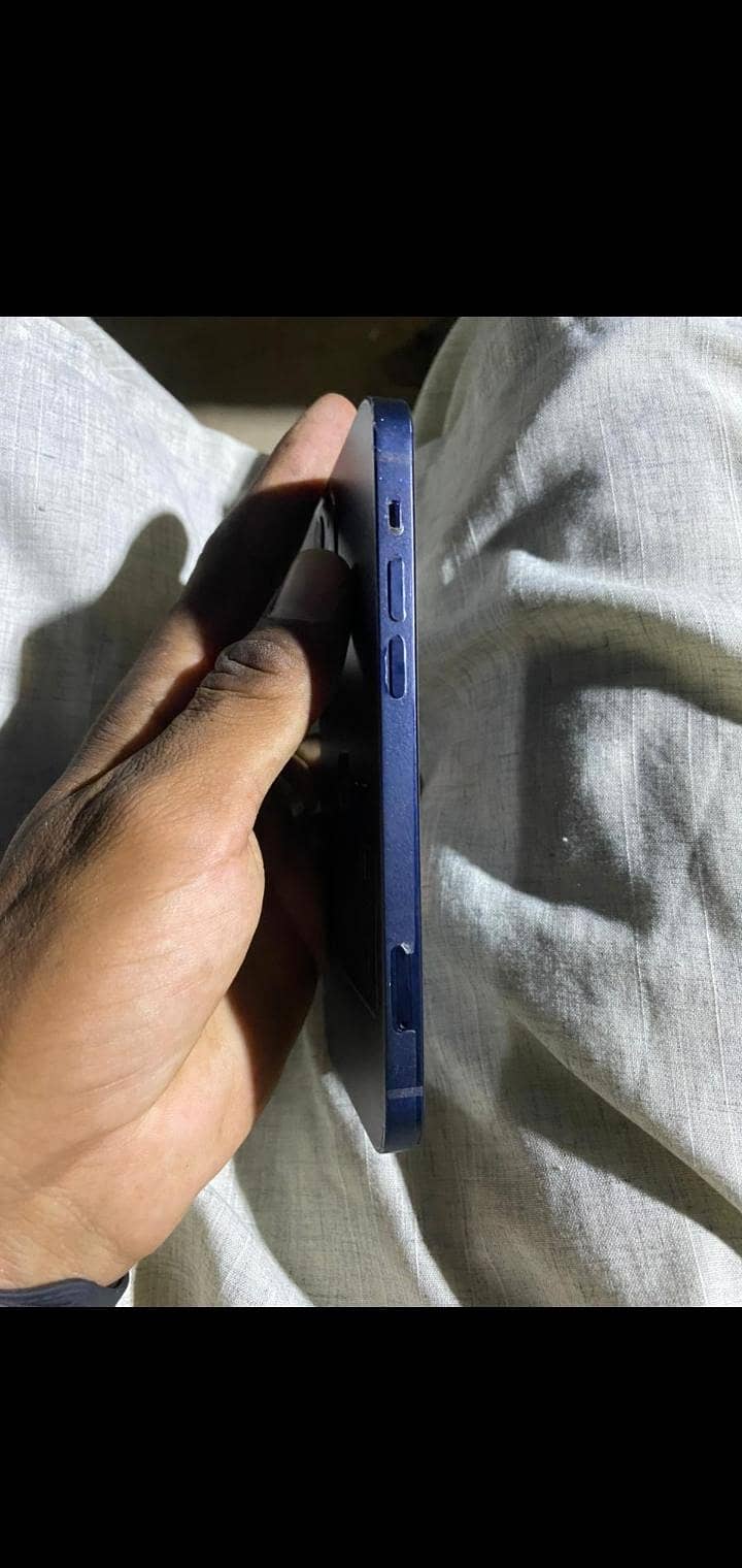 Apple iPhone 12 4