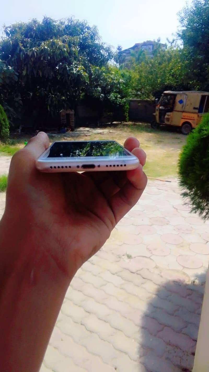 Apple iPhone 8 3