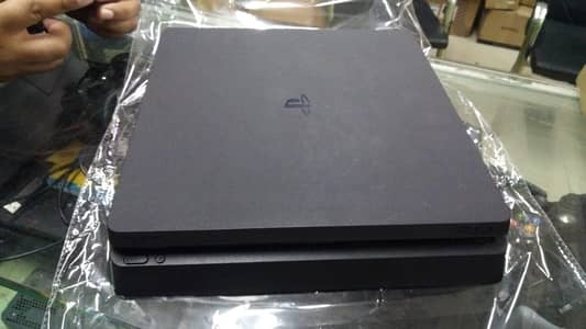 PlayStation 4 Slim 500GB - Smooth Performance, Home Used