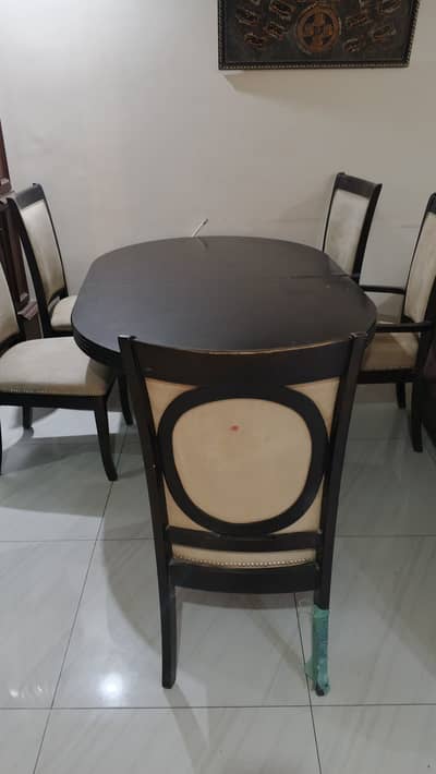 Dinning table with five chairs and is extentable can be bigger