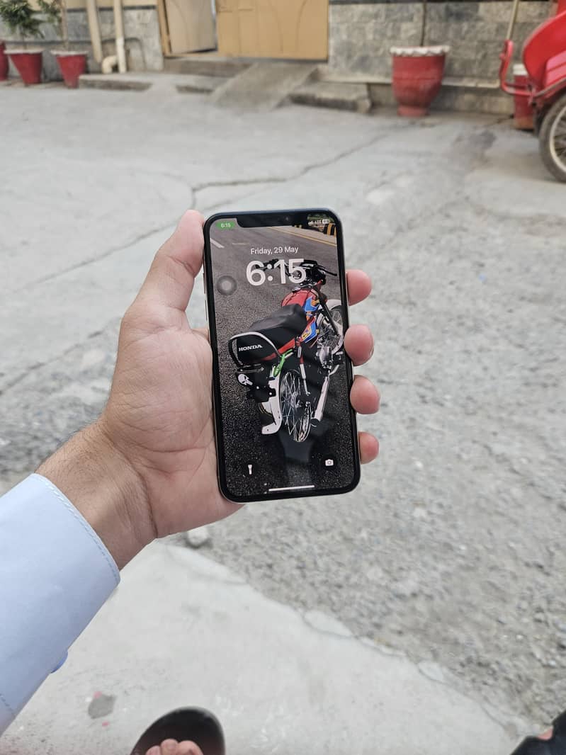 Apple iPhone X 4