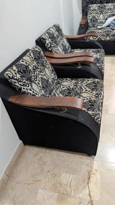 7 7 Seater Used Sofa set available for sale in Karachi