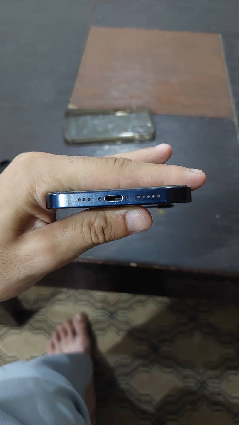 Apple iPhone 12 4
