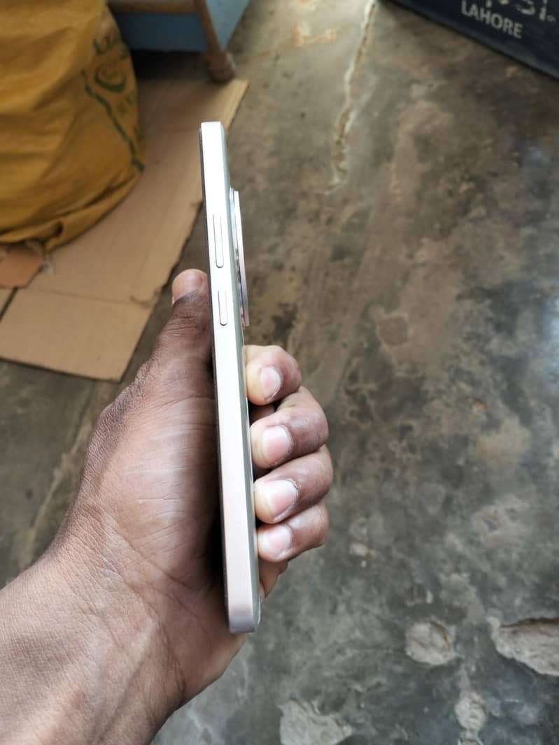 Realme 13 Plus 4