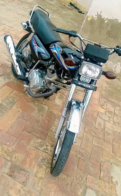 Honda 125 10 by 9 condition available with original fuel tank and pape