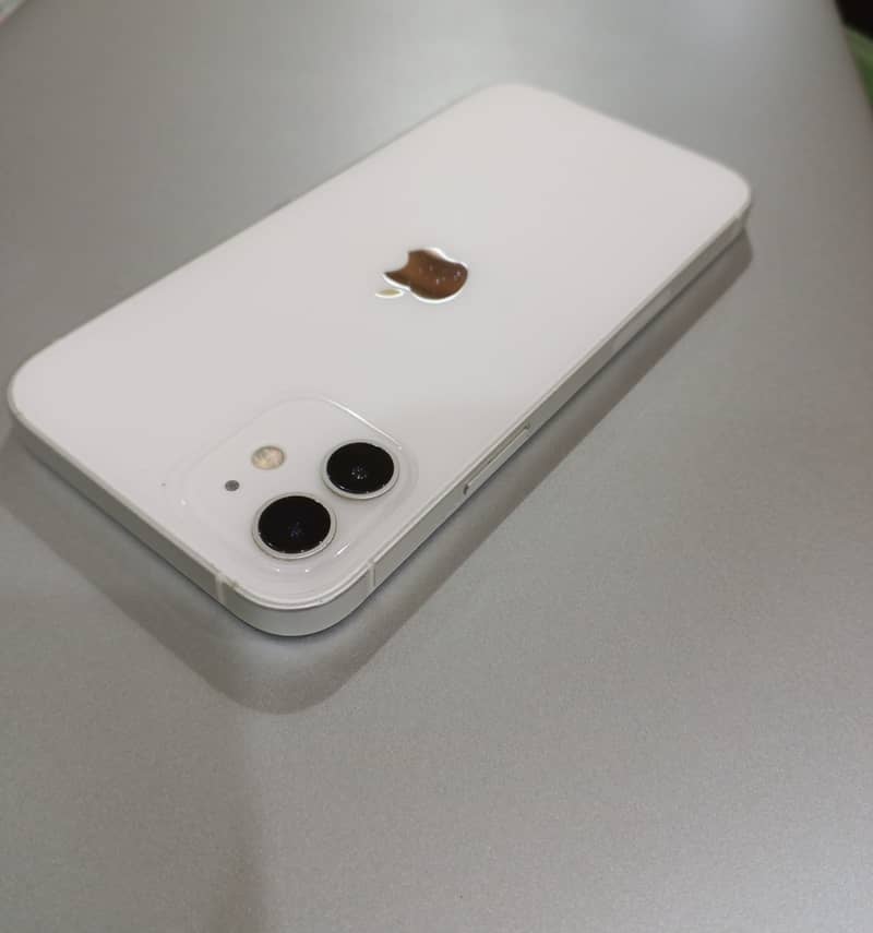 Apple iPhone 12 4