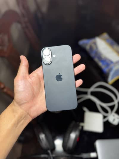 iPhone 16 - 100% Health - with box - under warranty- 10/10 set