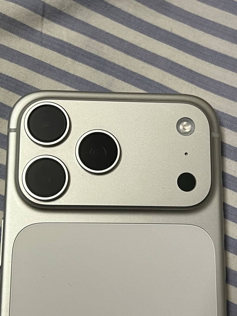 IPHONE 17 PRO MAX 1