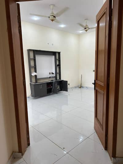 10 Marla Ground Floor Portion For Rent Good Looking