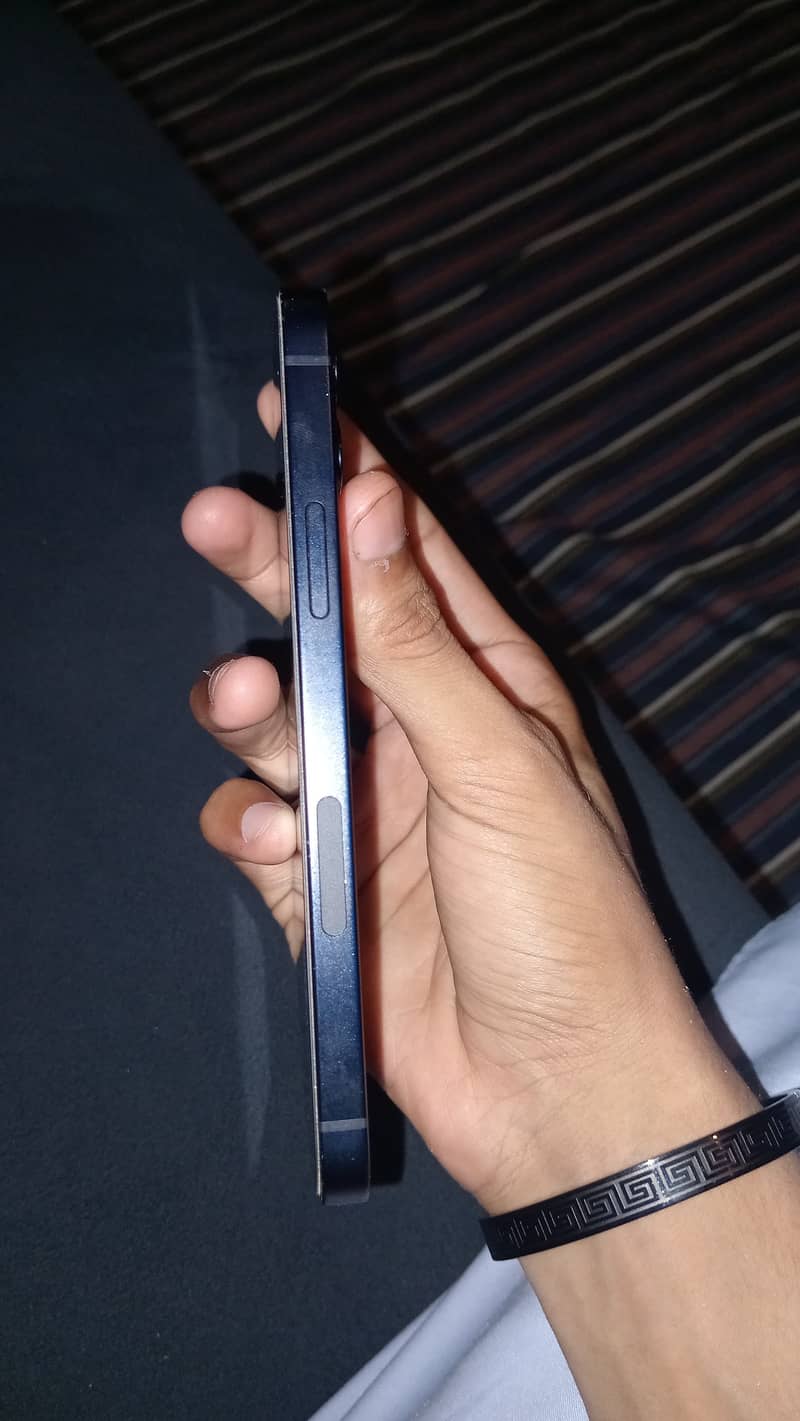 Apple iPhone 12 4