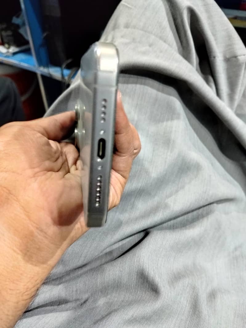 iPhone 15 Pro Max 3