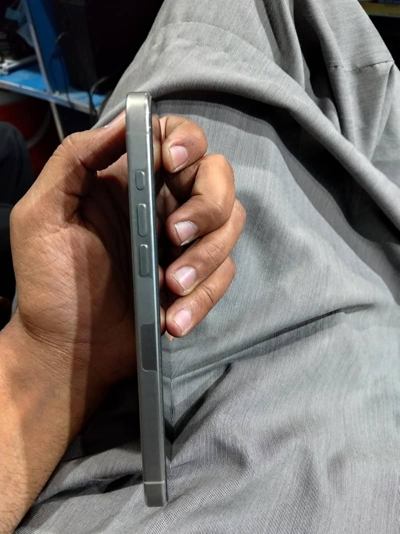 iPhone 15 Pro Max 4