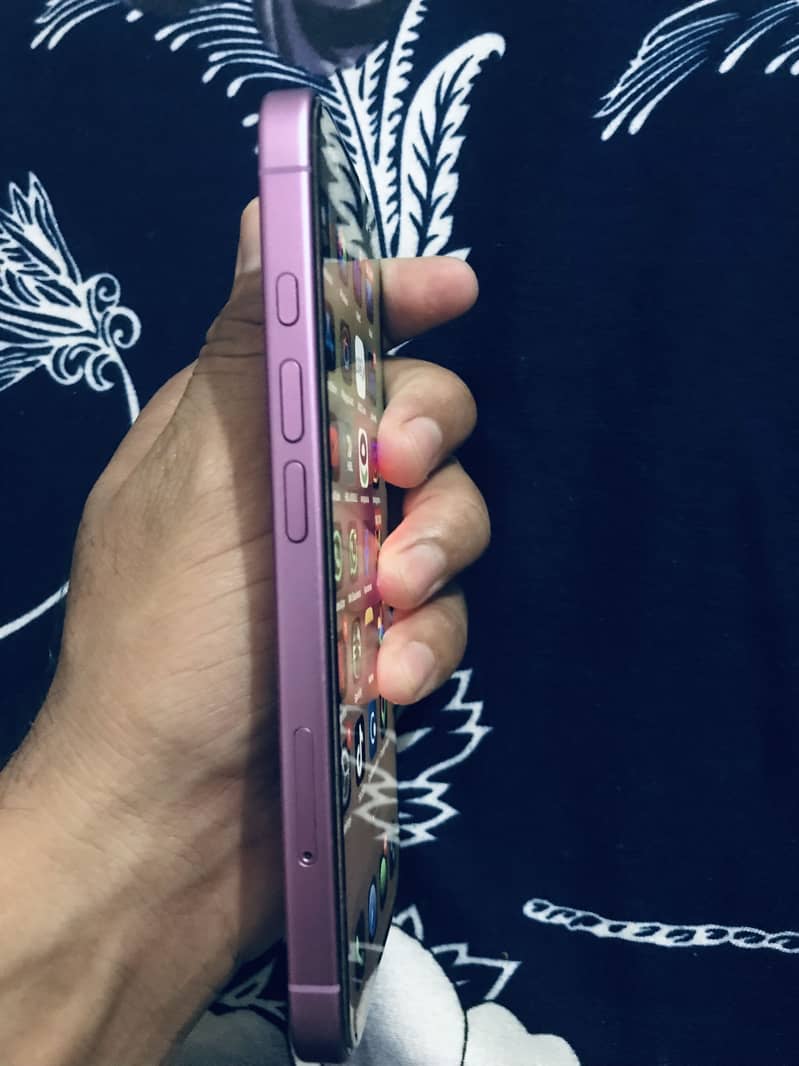 Apple iPhone 16 6