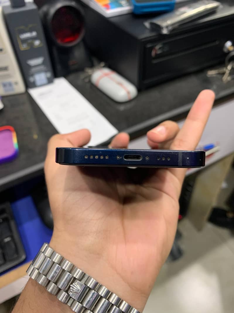 iPhone 12 4