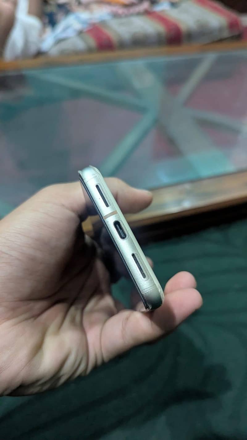 Google Pixel 8 4