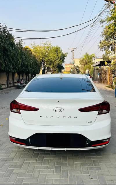 Hyundai Elantra 2022 model white colou