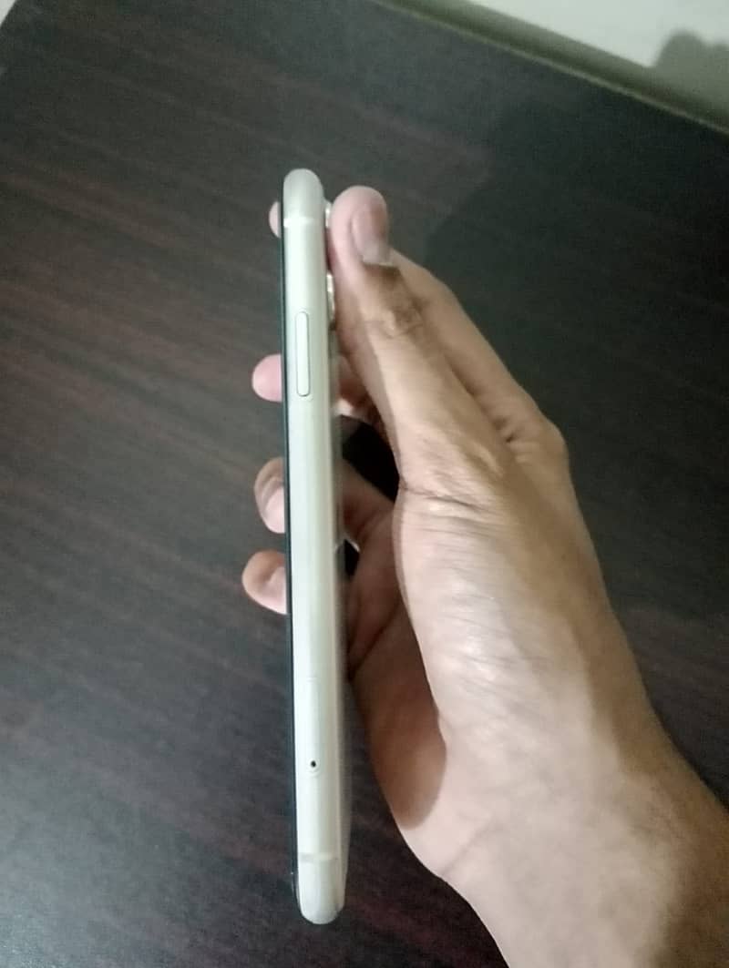 Apple iPhone 11 3