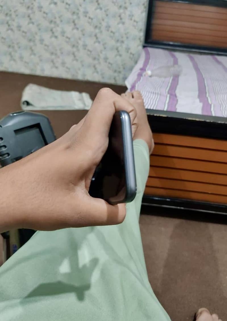 Apple iPhone 11 4