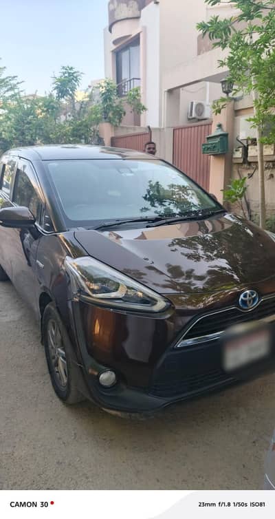 Toyota Sienta hybrid