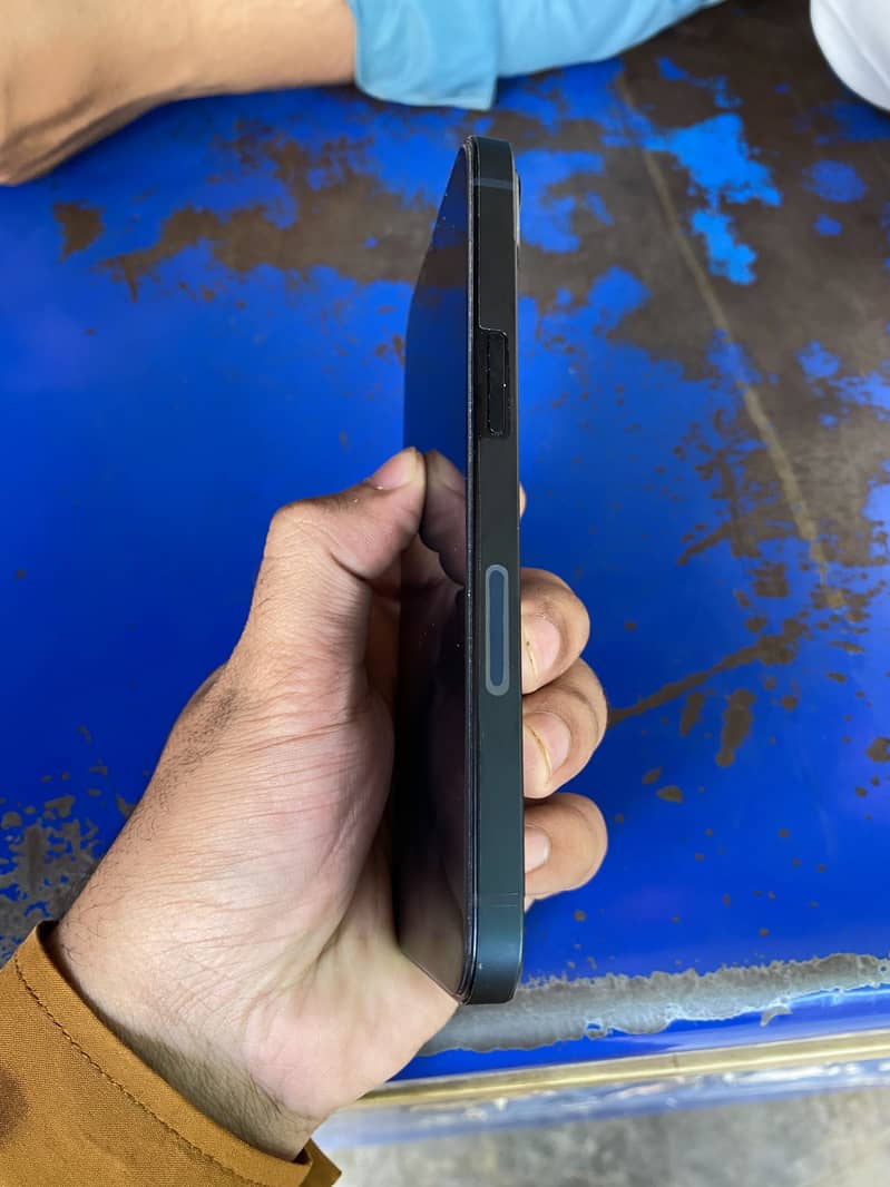 Apple iPhone 13 5