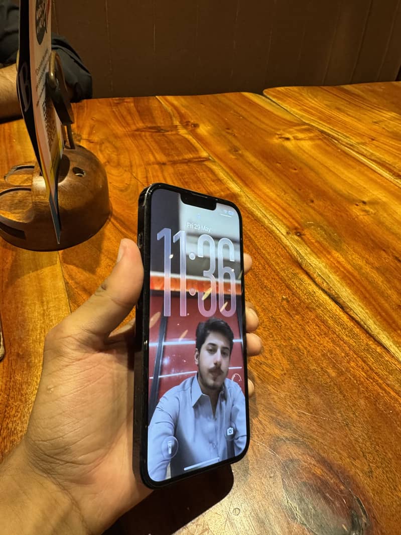 Apple iPhone 13 4
