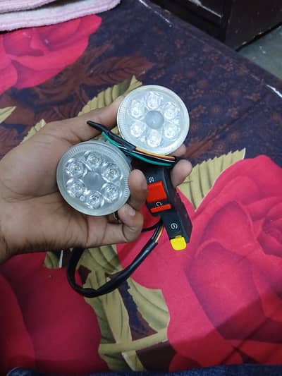 Behtreen lights hai good condition me.