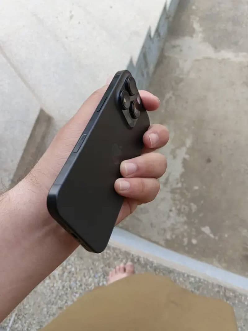 Apple iPhone 16 Pro 2