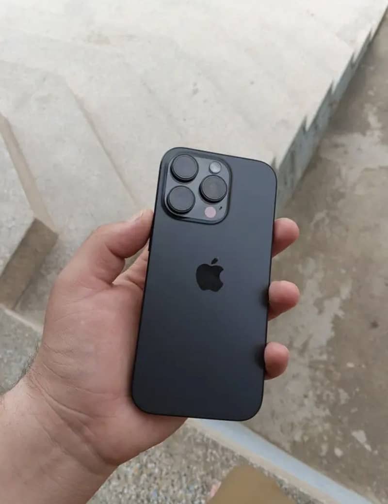 Apple iPhone 16 Pro 3