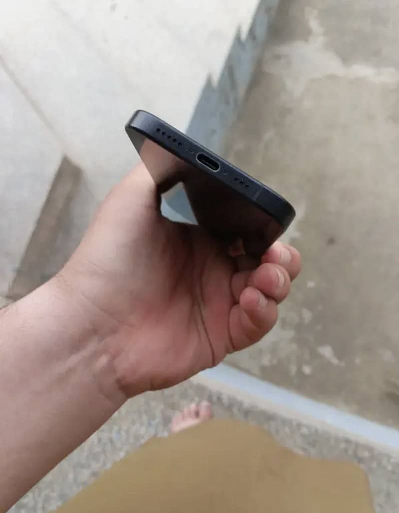 Apple iPhone 16 Pro 4