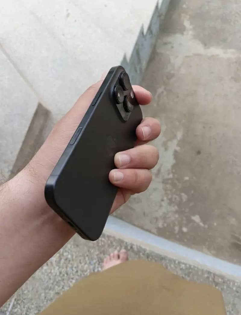 Apple iPhone 16 Pro 4