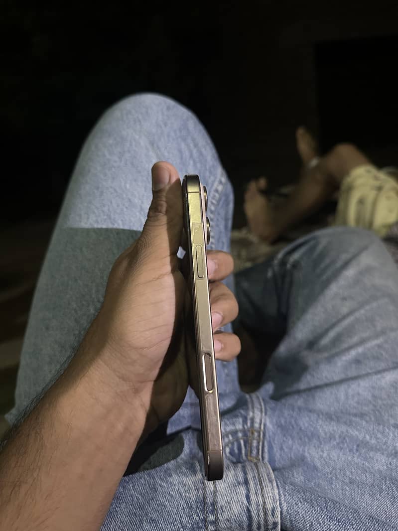Apple iPhone 16 Pro Max 0