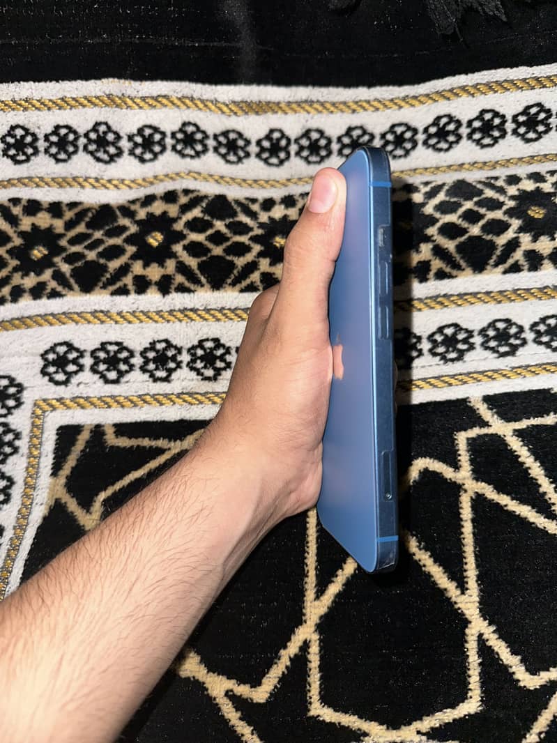 Apple iPhone 13 2