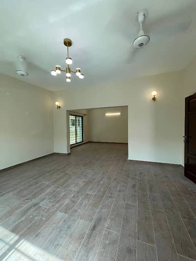 2 Bed Lounge With Roof