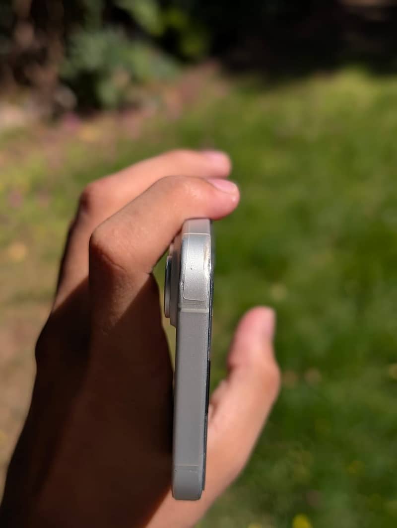 Apple iPhone 16 2