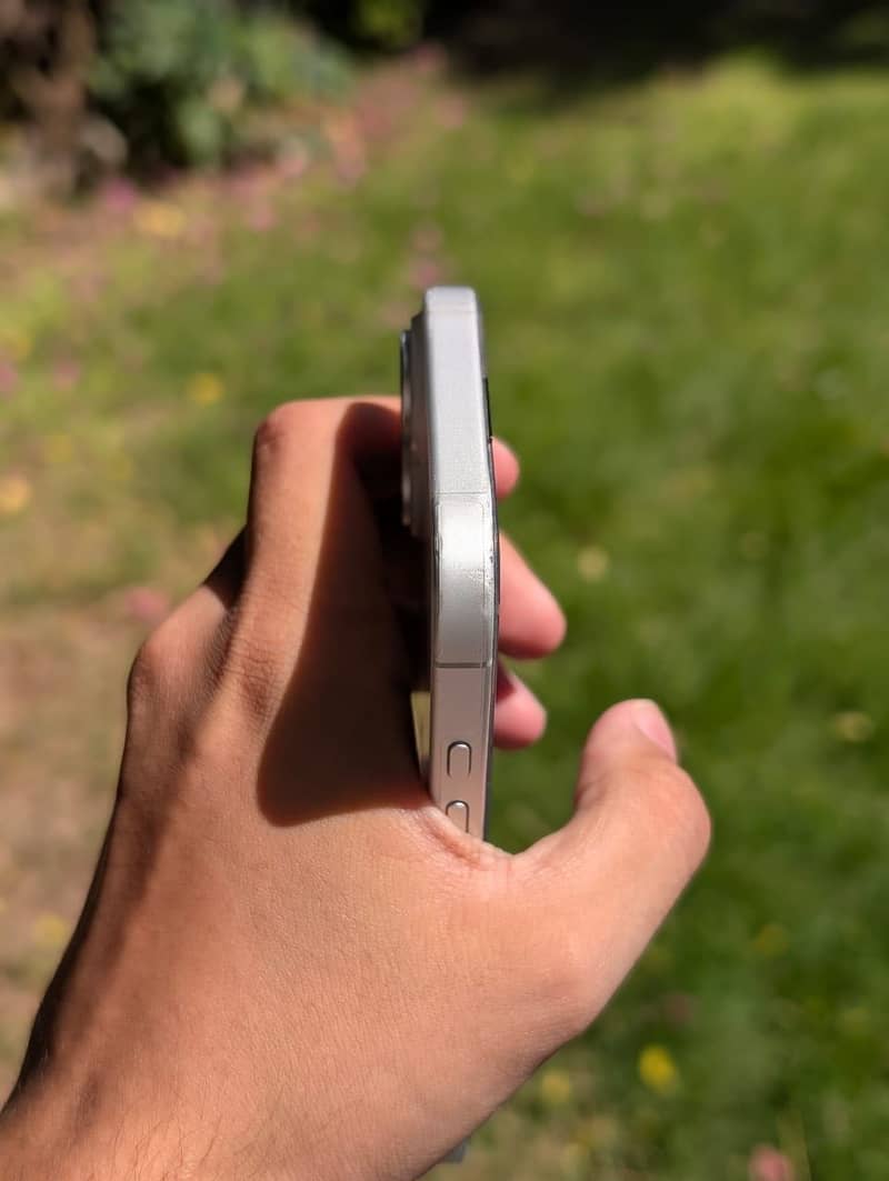 Apple iPhone 16 3