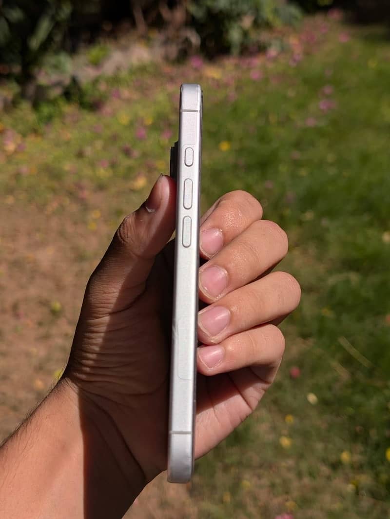 Apple iPhone 16 5