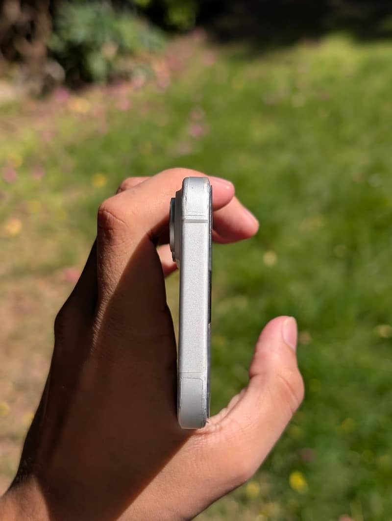 Apple iPhone 16 6