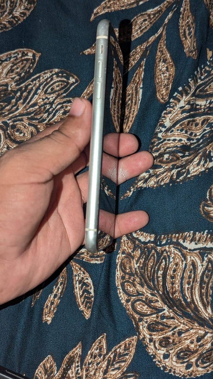 Apple iPhone 11 4