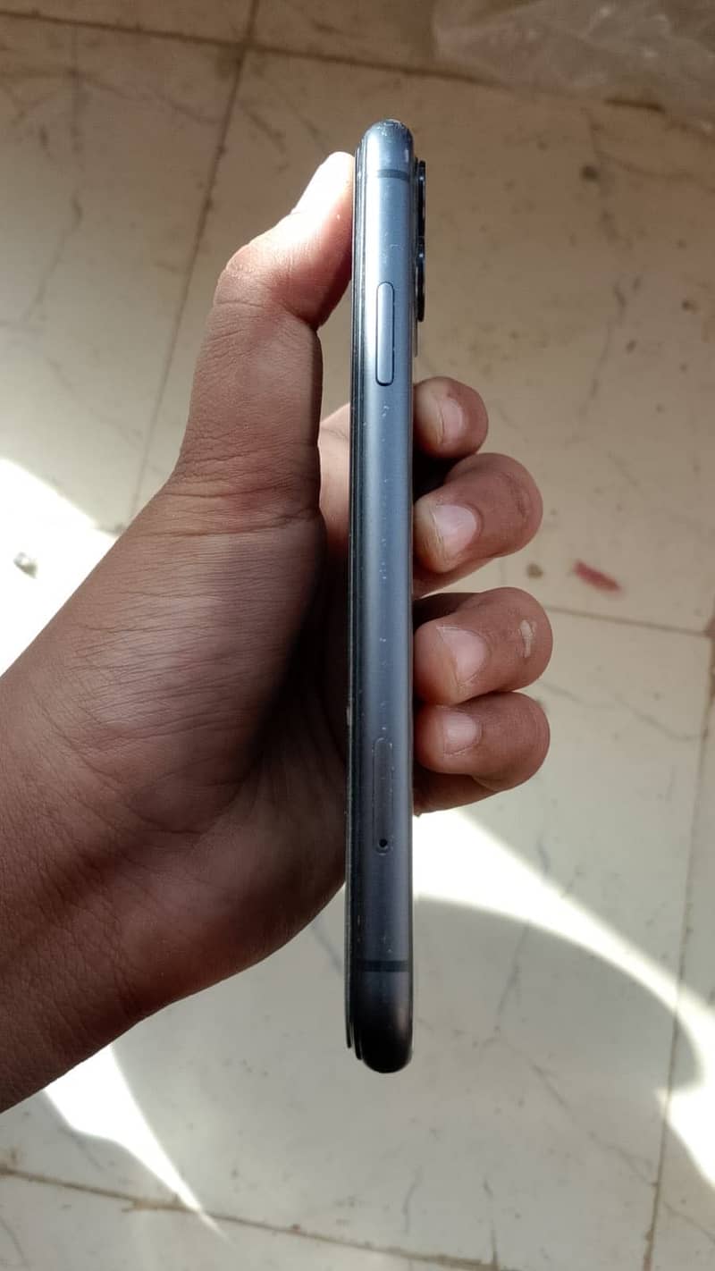 Apple iPhone 11 4