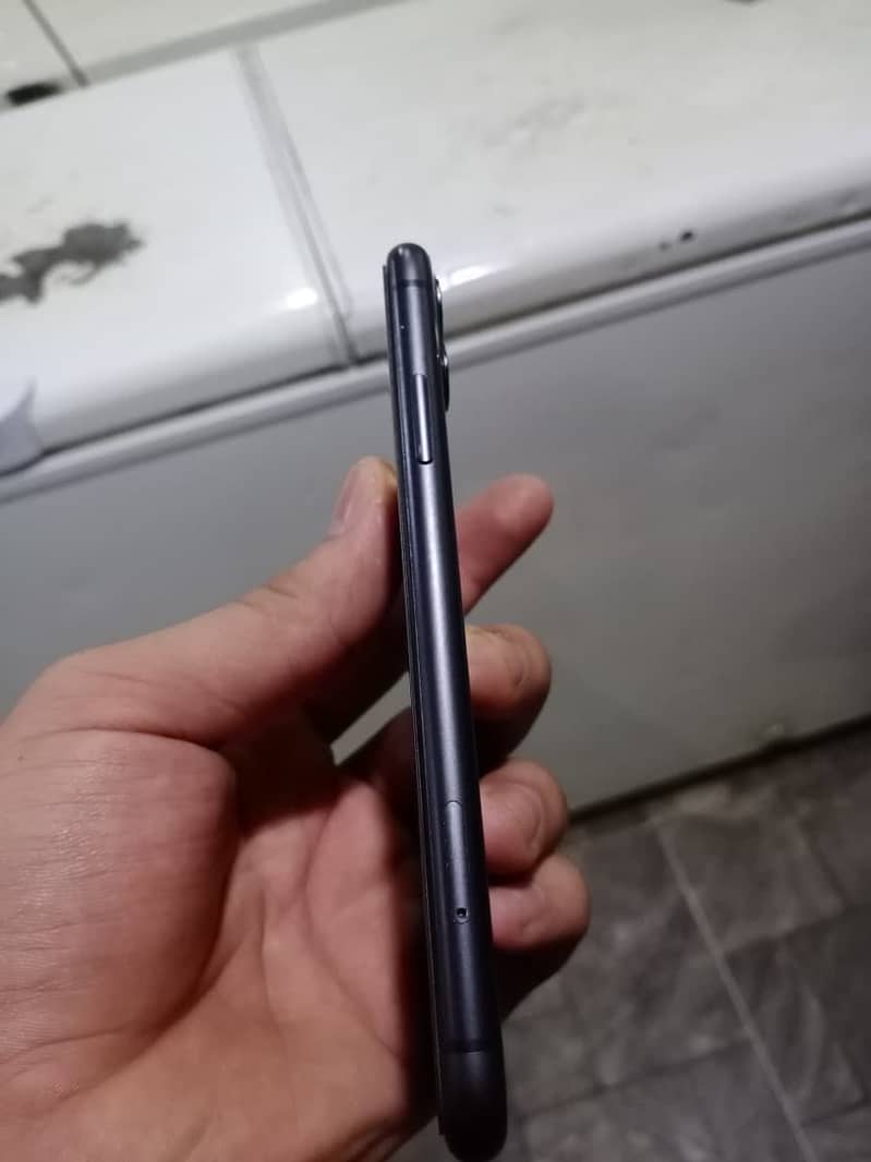 Apple iPhone 11 3