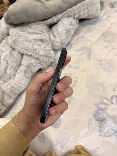 Apple iPhone 16