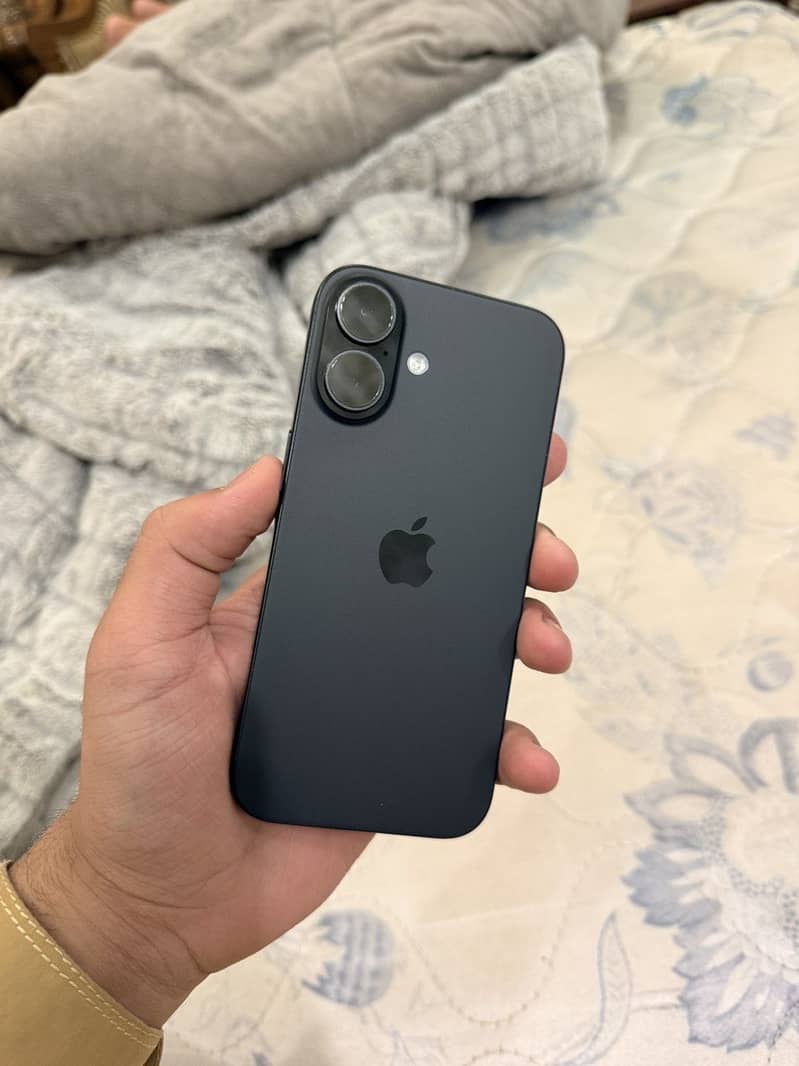 Apple iPhone 16 4