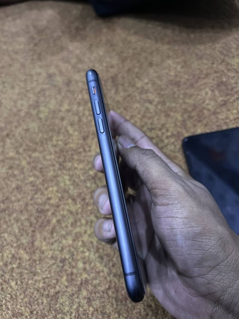 iPhone 11 4