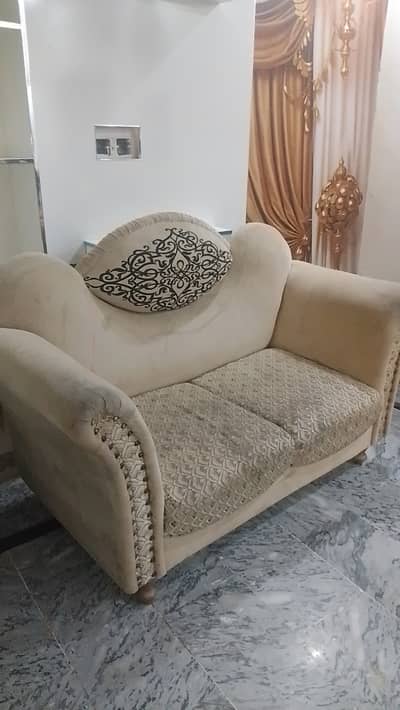2 seaters sofa bilkul thek hai achi condition hai sirf wash krana hai