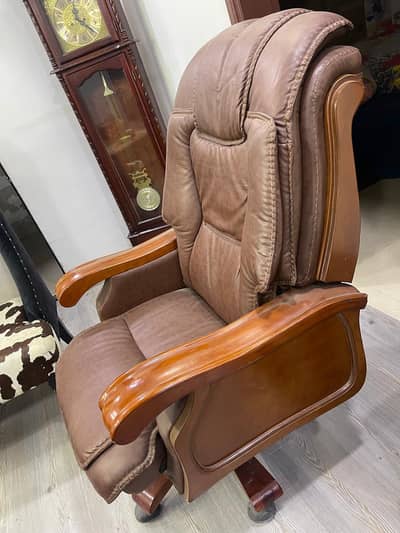 Executive Office Chair - Premium Wooden Arms & Recliner